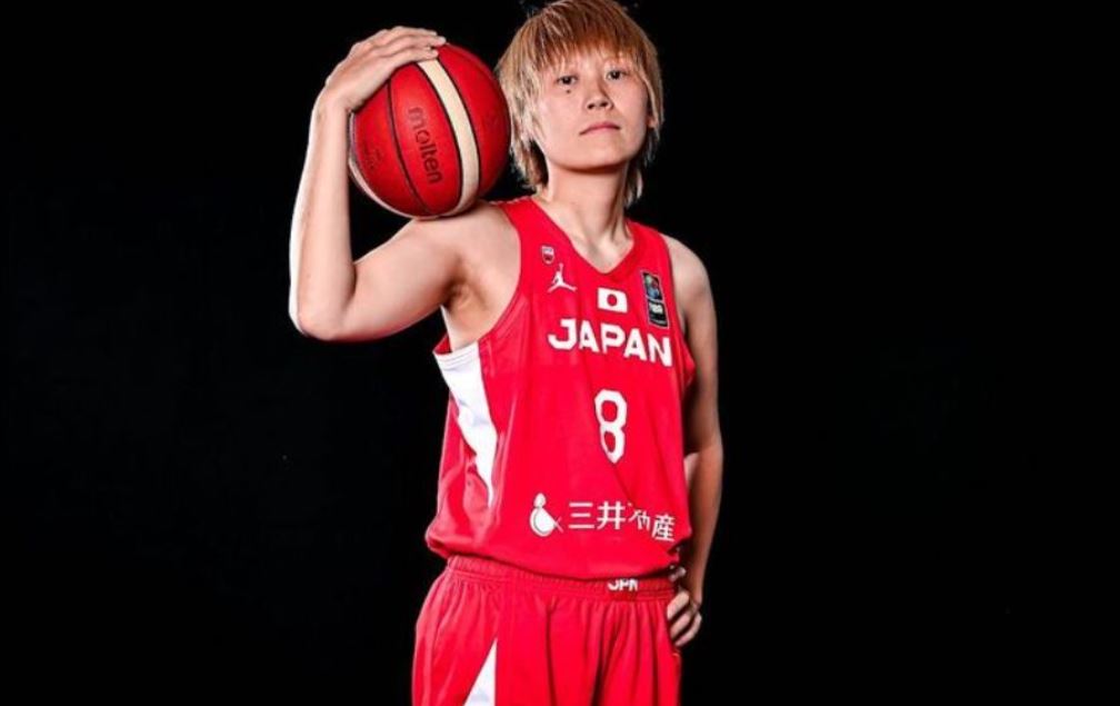 高田真希がバスケットボールを持っている