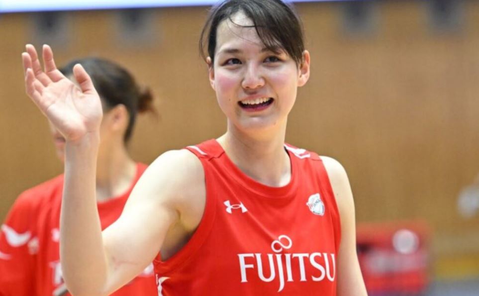 田中真美子がバスケットボールをしている