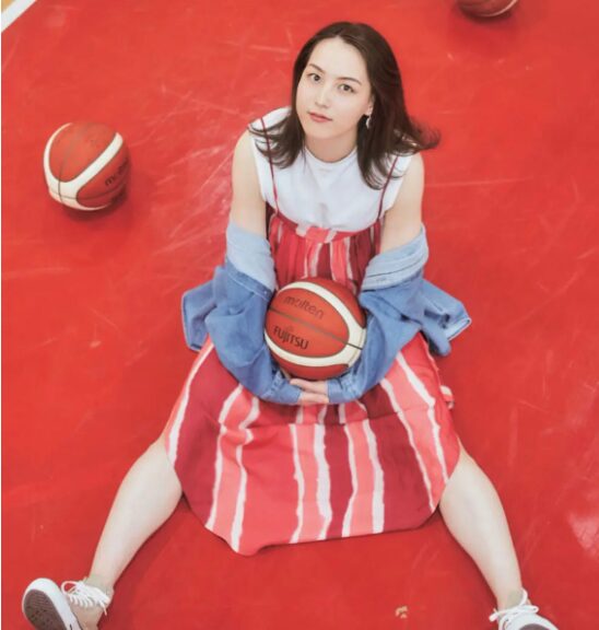 田名真美子がバスケットボールを持っている