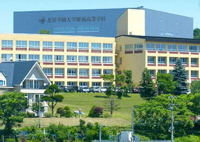 松岡朱里の高校